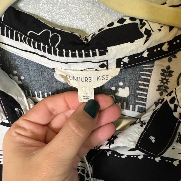 Sunburst Kiss Linen Cropped Button Down Shirt Black & White - Picture 5 of 6